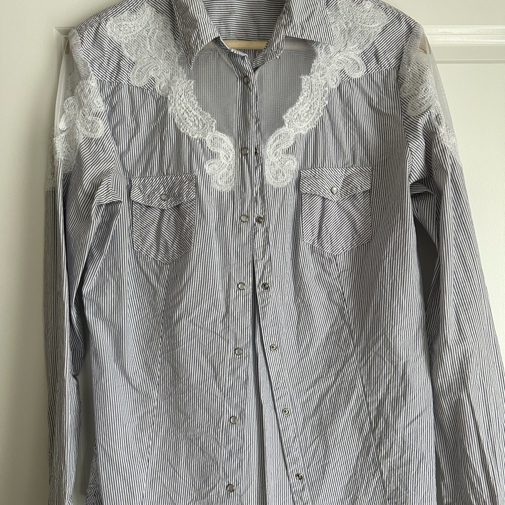 Women’s GUESS pearl snap striped shirt. White and navy stripe